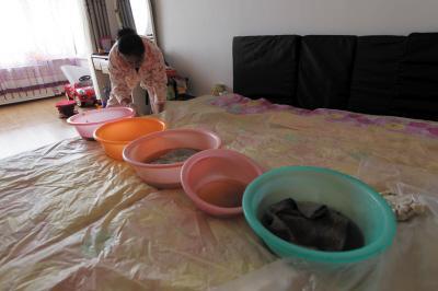 凤台楼上漏水，住户失联，小区没物管，业主维权难！律师来支招……